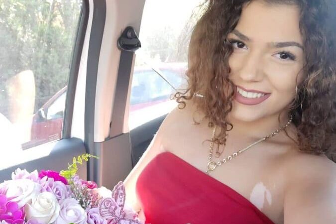 Alexandra nu se sfiește să-și poarte petele