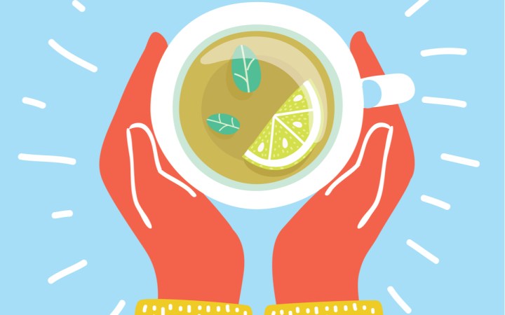 Dacă adăugăm unui ceai cald puțină miere și lămâie, obținem un „cocktail”perfect antiraceală. Foto: Shutterstock