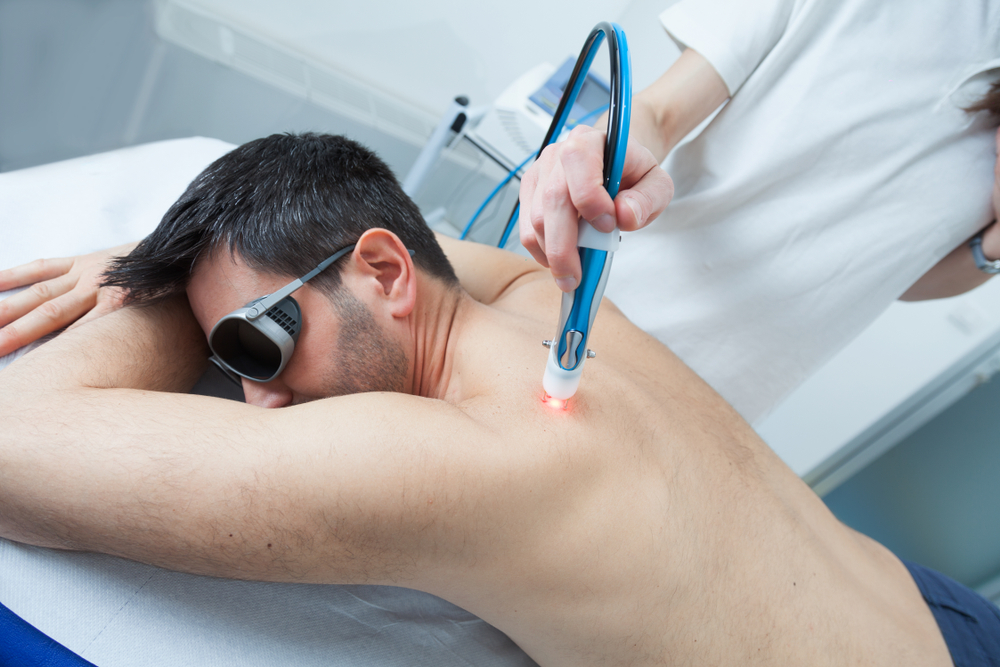 În terapia cu laser, efectul este unul de natură fotochimică, nu de natură termică. Prin această energie se stimulează producția de beta-endorfine și se intensifică fluxul sanguin local, datorită creșterii temperaturii locale.