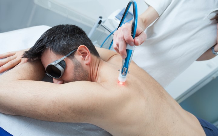 În terapia cu laser, efectul este unul de natură fotochimică, nu de natură termică. Prin această energie se stimulează producția de beta-endorfine și se intensifică fluxul sanguin local, datorită creșterii temperaturii locale.