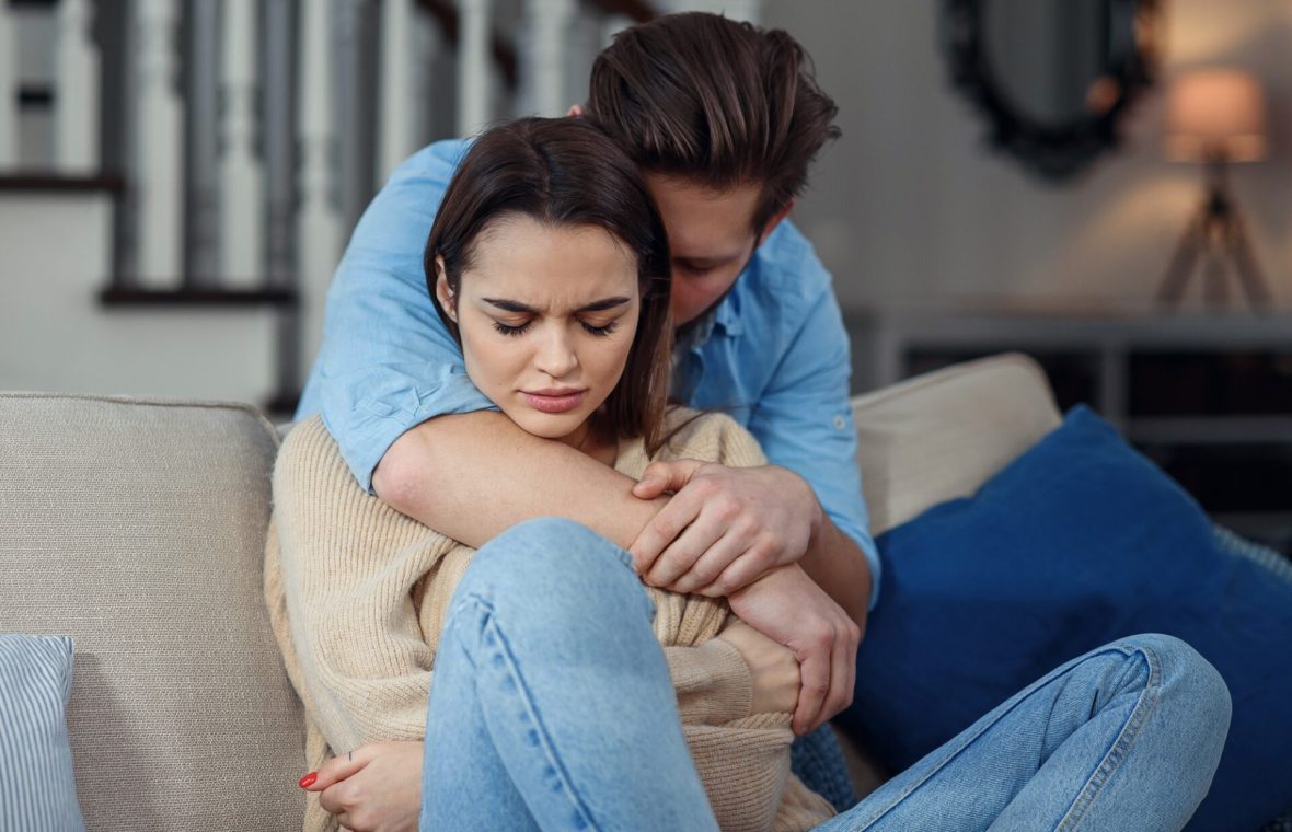 cuplu care suferă după o infidelitate, el își cere iertare, ea plânge