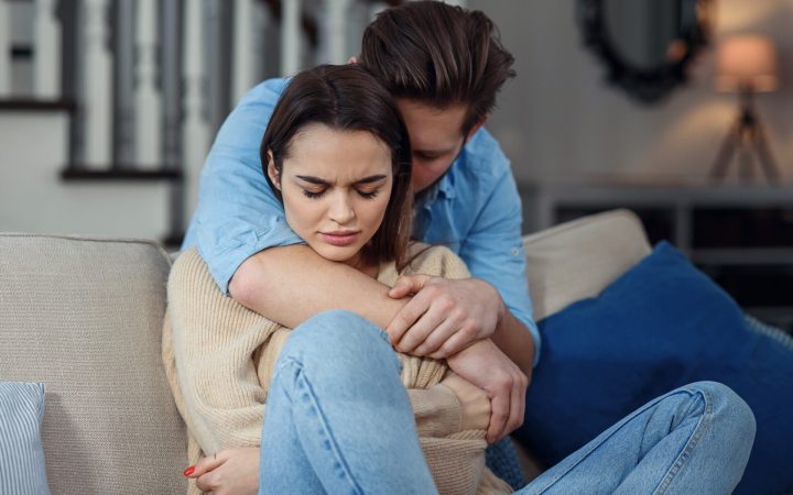 cuplu care suferă după o infidelitate, el își cere iertare, ea plânge