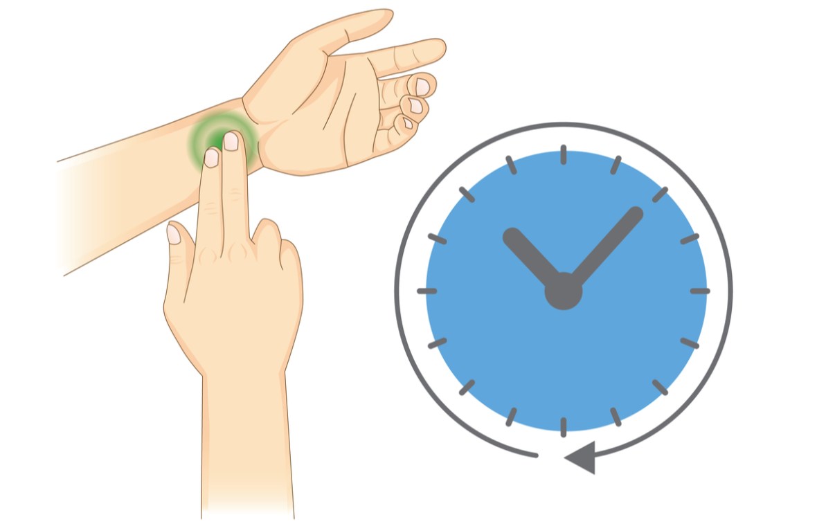 puls normal la femei și bărbați. persoană care-și ia pulsul de la mână și ceas