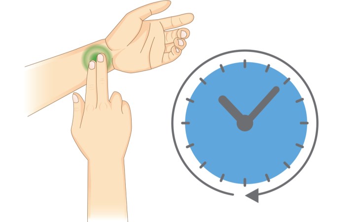 puls normal la femei și bărbați. persoană care-și ia pulsul de la mână și ceas