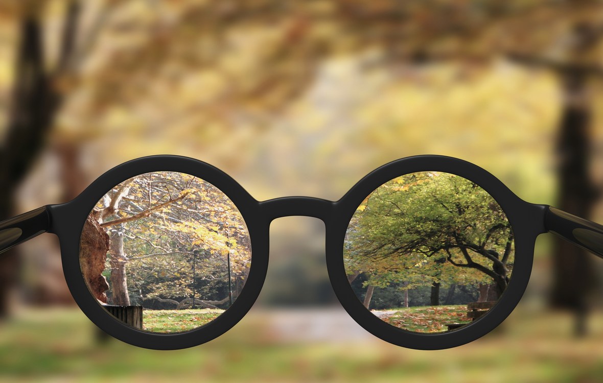 astigmatism cauze si tratament. imagine neclara cu o padure care devine clara prin lentilele ochelarilor