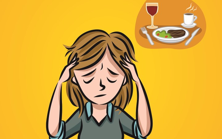 intoleranța la histamină simptome. femeie cu durere de cap provocata de vin rosu, carne si cafea