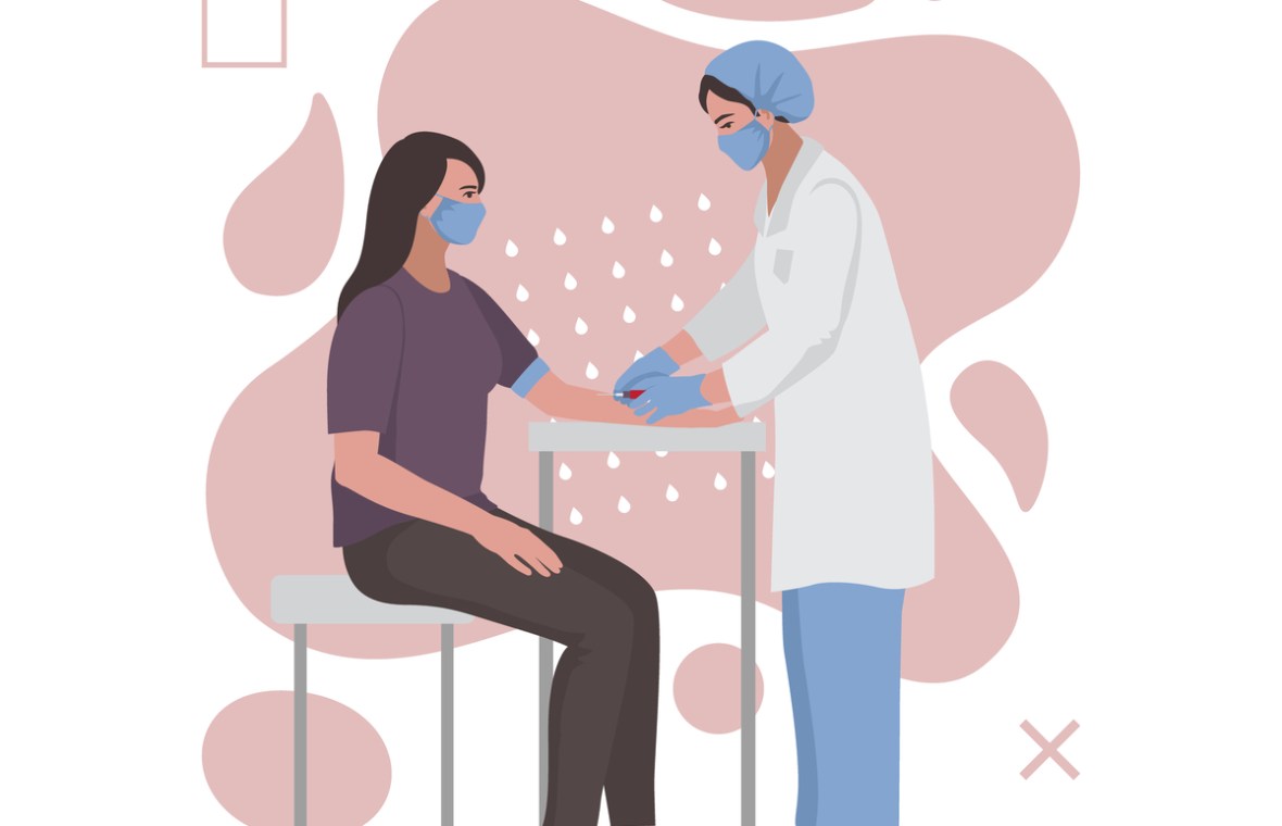 ce analize se fac in fiecare an gratuit. medic ii ia sange unei femei. ambele au masca