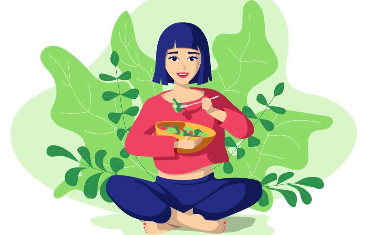 antidepresive naturale recomandate de psihoterapeut. femeie fericita care mananca salata pe un fundal verde