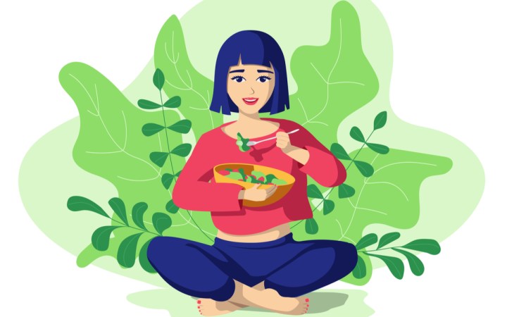 antidepresive naturale recomandate de psihoterapeut. femeie fericita care mananca salata pe un fundal verde