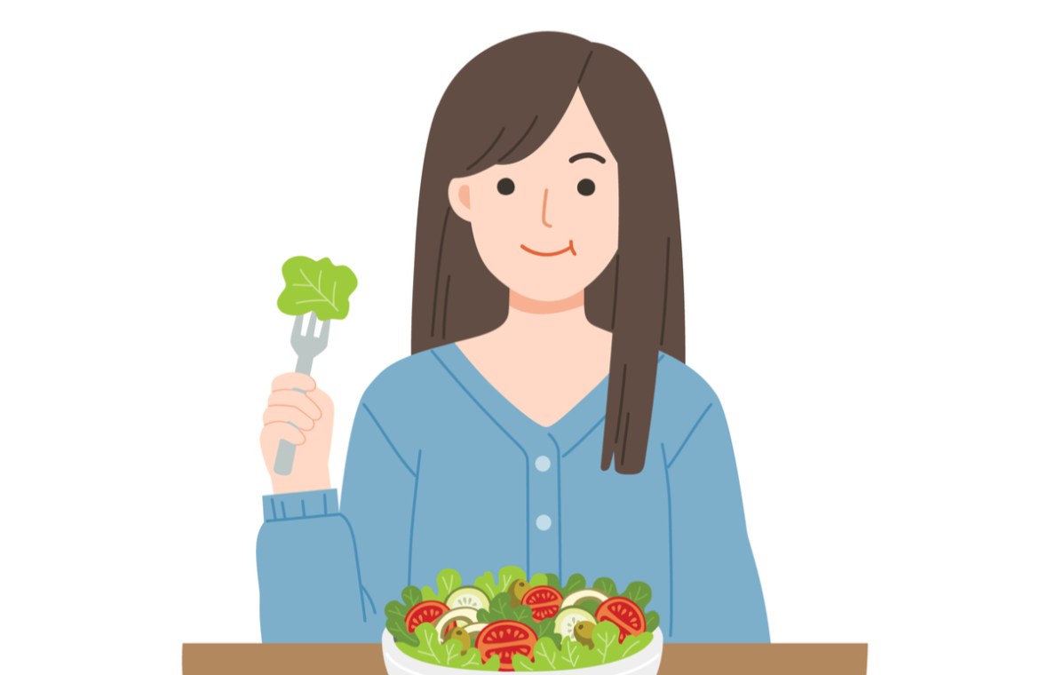 alimente antiimbatranire top 5. femeie frumoasa mananca salata cu spanac
