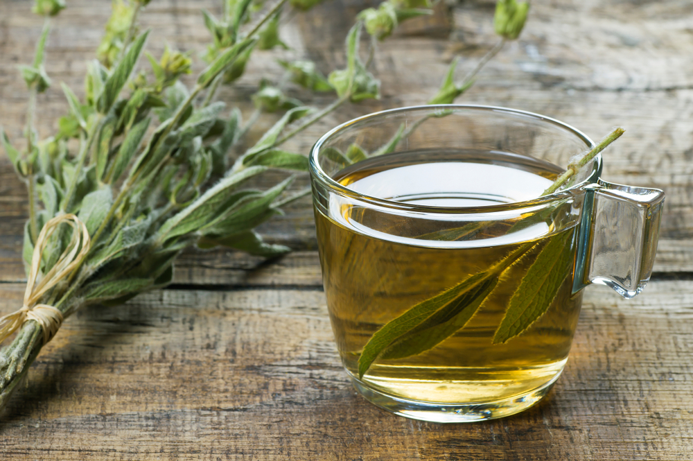 Ceaiul de salvie se utilizează pe perioade delimitate de timp. Sub formă de infuzie, se consuma 1-2 căni pe zi (cel mult 3 cani), baute de-a lungul zilei, pe perioade de 3-4 săptămâni.