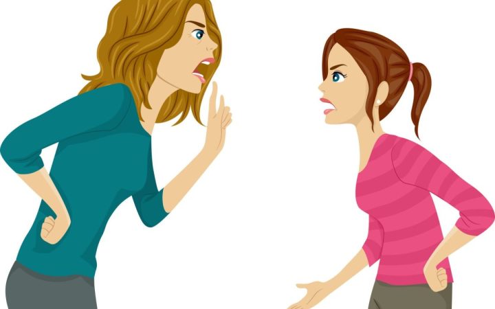 fiică certându-se cu mama care intervine în relația ei de cuplu