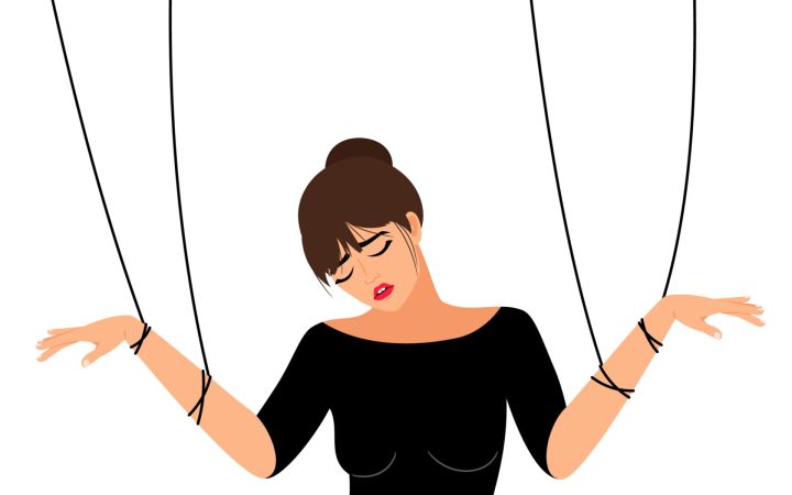 femeie captivă în neputință, manipulata prin gaslighting