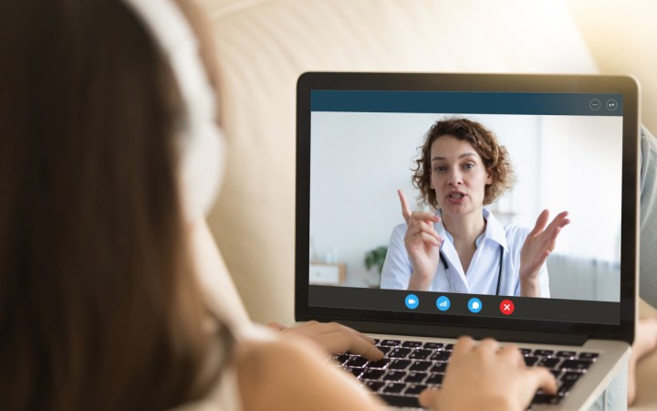 consultatii medicale online mai accesibile decat oricand asigurari care le acopera. Pacient și medic în timpul unei consultatii online