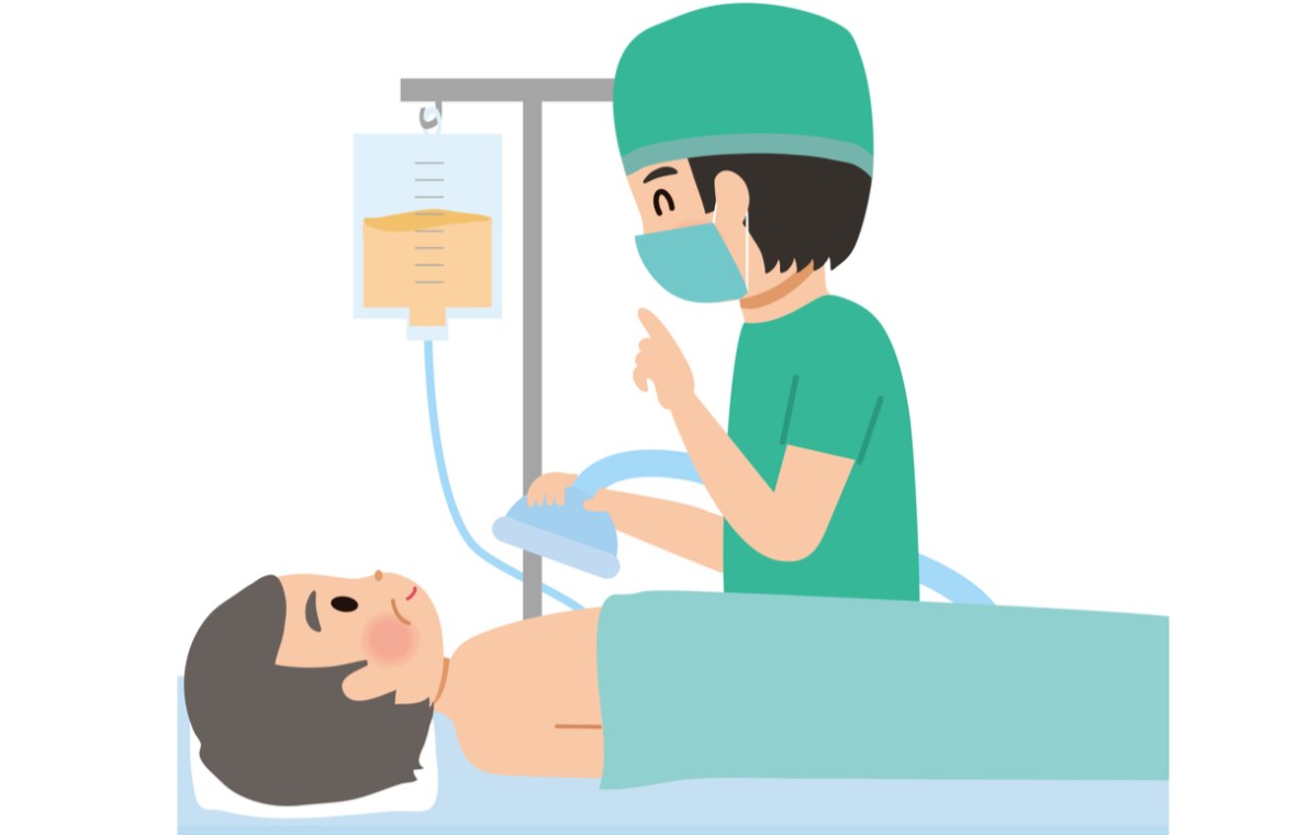 anestezie generala locala epidurala ce avantaje si riscuri presupun. barbat pe masa de operatie si medic care ii face anestezia si ii pune masca de oxigen