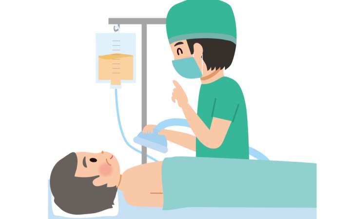anestezie generala locala epidurala ce avantaje si riscuri presupun. barbat pe masa de operatie si medic care ii face anestezia si ii pune masca de oxigen