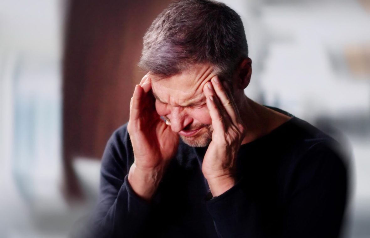 bărbat cu durere puternică de cap și amețeală, pe fondul unui anevrism cerebral