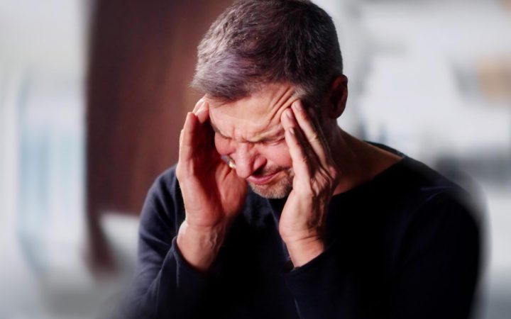 bărbat cu durere puternică de cap și amețeală, pe fondul unui anevrism cerebral
