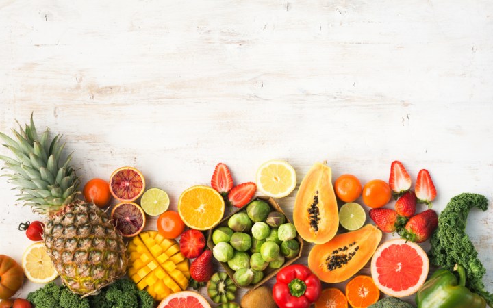 cele mai bogate în vitamina C sunt fructele mici, sălbatice, ardeii, fructele de kiwi, broccoli și alte legume din familia verzei