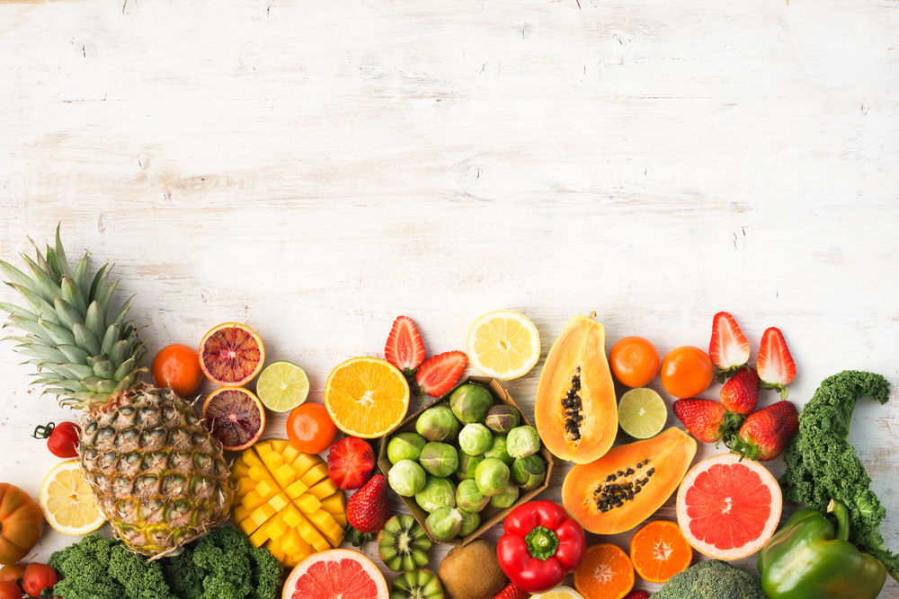cele mai bogate în vitamina C sunt fructele mici, sălbatice, ardeii, fructele de kiwi, broccoli și alte legume din familia verzei