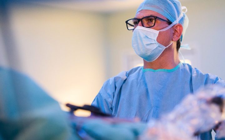 Dr. Gerald Filip, medic primar chirugie generală, în timpul unei intervenții chirurgicale