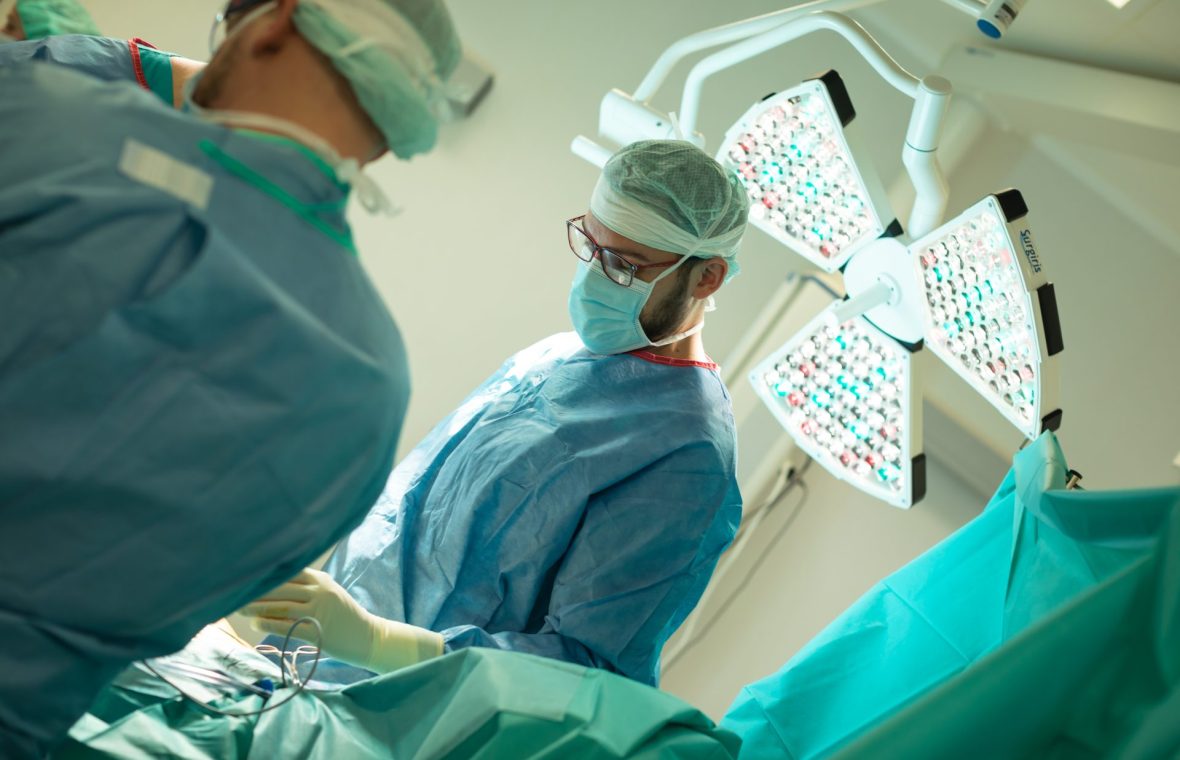 operație de revizie de proteză de genunchi sală de operație