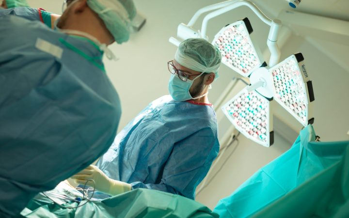 operație de revizie de proteză de genunchi sală de operație