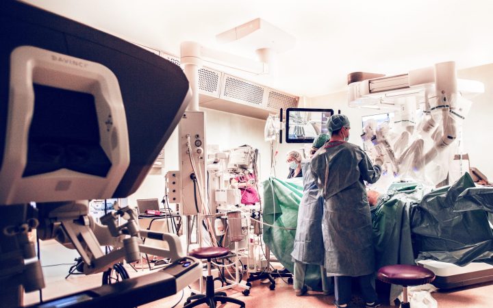robotul da vinci avantaje chirurg pacient cu cancer. sala de operatie cu robotul da vinci