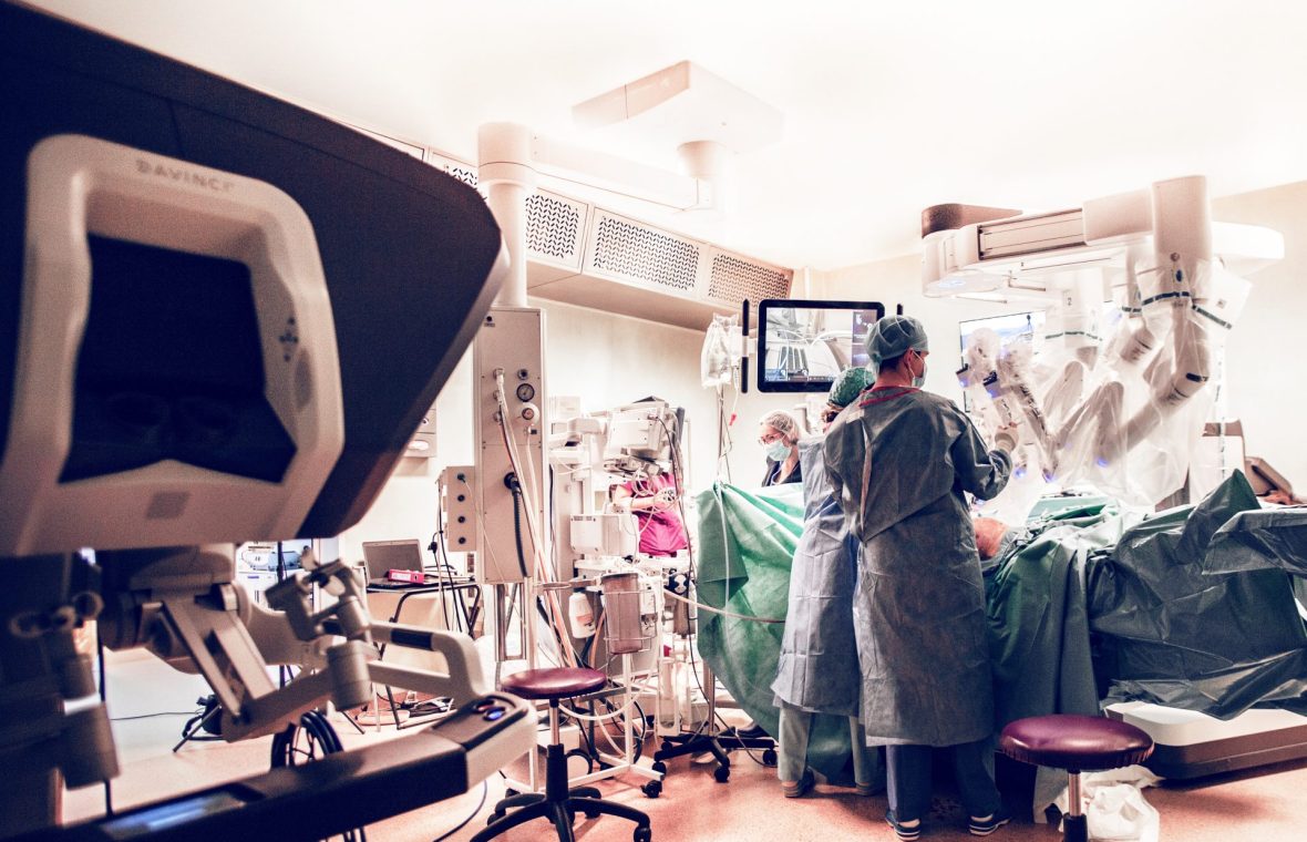 robotul da vinci avantaje chirurg pacient cu cancer. sala de operatie cu robotul da vinci