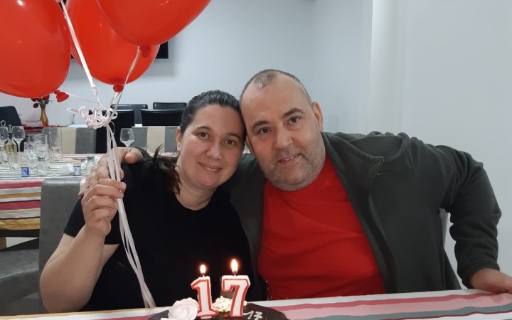 leucemie acută mieloblastică. Larisa și Dumitru Prașcă la aniversarea a 17 ani de căsătorie, cu tort li baloane roșii