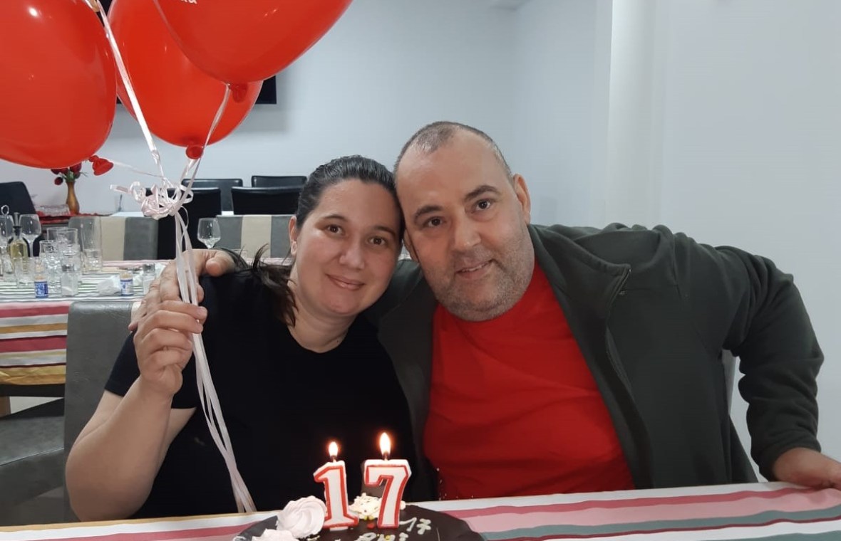 leucemie acută mieloblastică. Larisa și Dumitru Prașcă la aniversarea a 17 ani de căsătorie, cu tort li baloane roșii