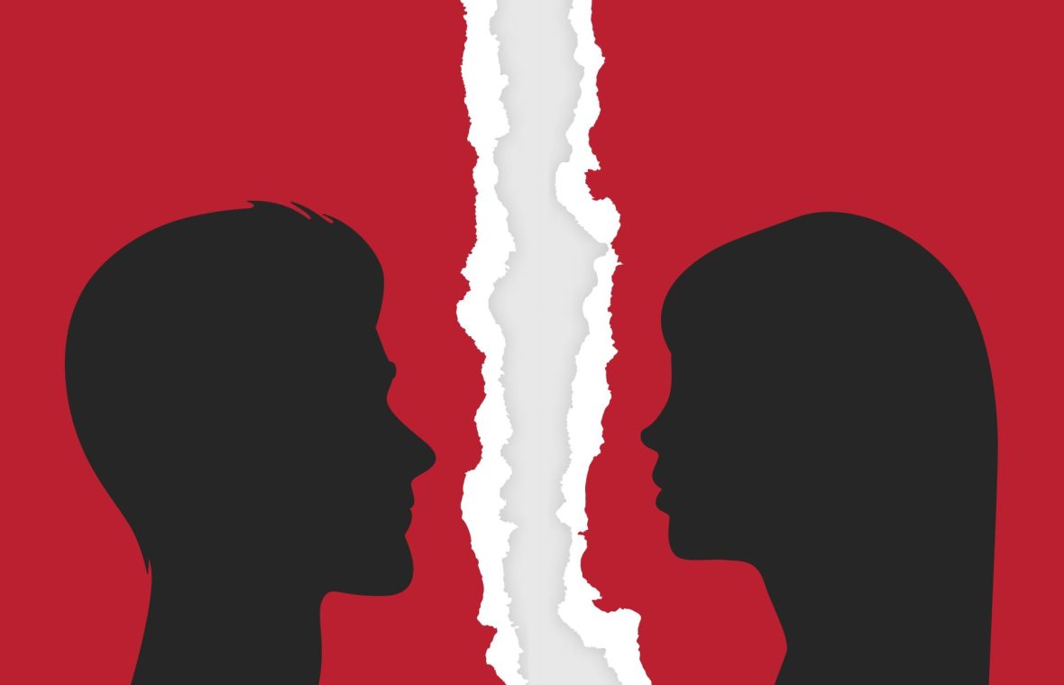 Cuplu despărțit simbolizând decizia de divorț