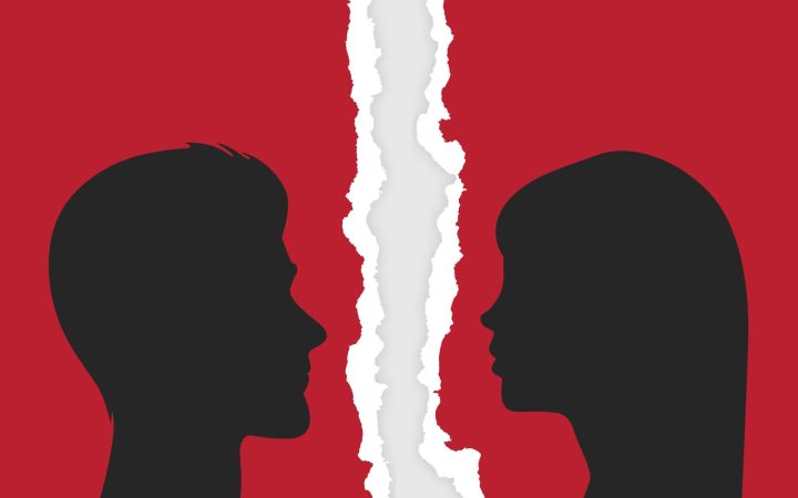 Cuplu despărțit simbolizând decizia de divorț