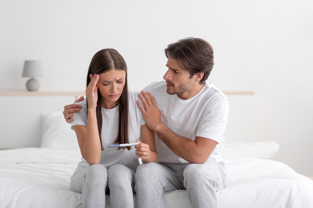 infertilitatea în cuplu. femeie tristă cu test de sarcină în mână