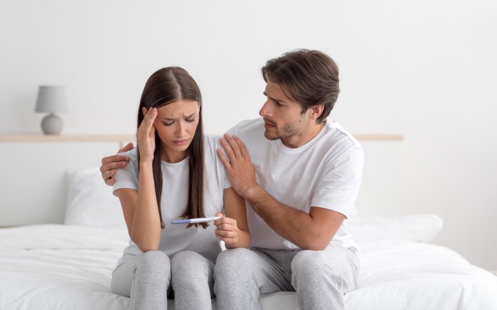 infertilitatea în cuplu. femeie tristă cu test de sarcină în mână