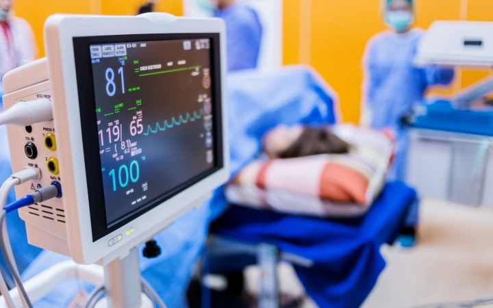 monitor și pacient în secție de terapie intensivă, unde se înregistrează cele mai multe infecții nosocomiale