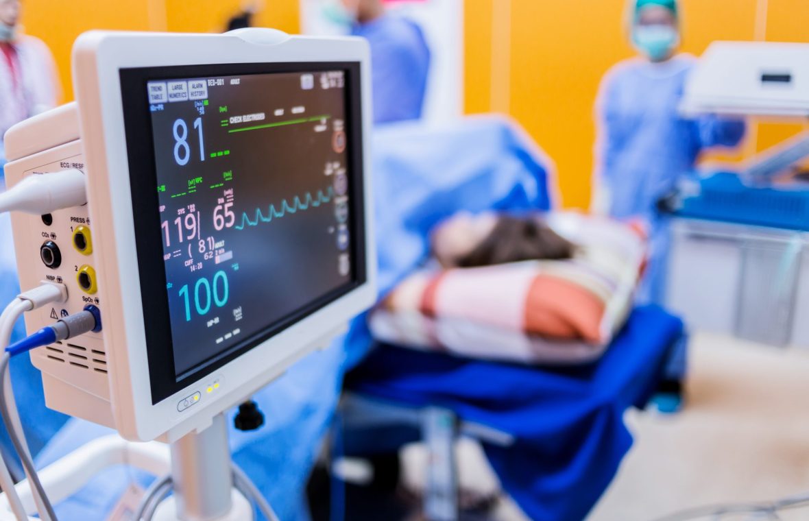 monitor și pacient în secție de terapie intensivă, unde se înregistrează cele mai multe infecții nosocomiale