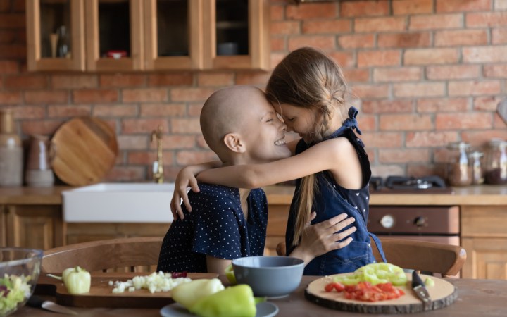 planul pentru primele 100 de zile dupa diagnosticul de cancer. mama pacient oncologic cu fiica gatesc