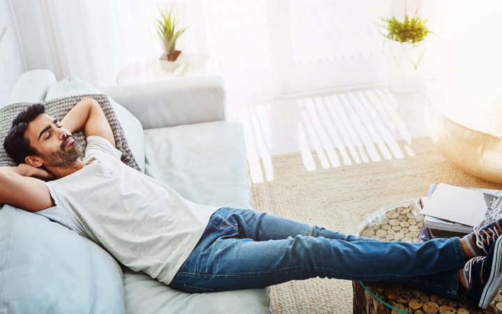 bărbat care se relaxează, practicând niksen, arta olandeză a statului degeaba
