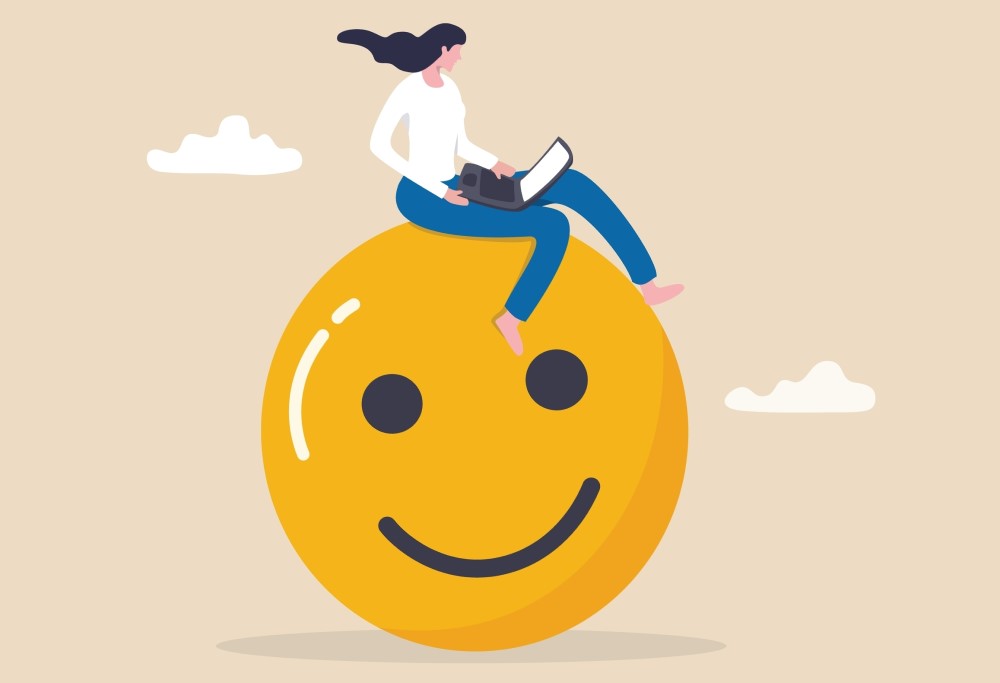 fericire la munca 4 conditii. femeie fericita cu laptop in brate pe smiley face