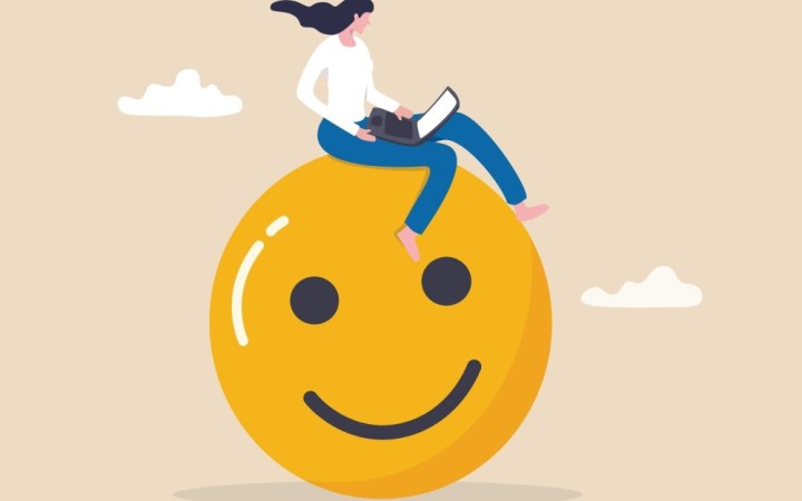 fericire la munca 4 conditii. femeie fericita cu laptop in brate pe smiley face