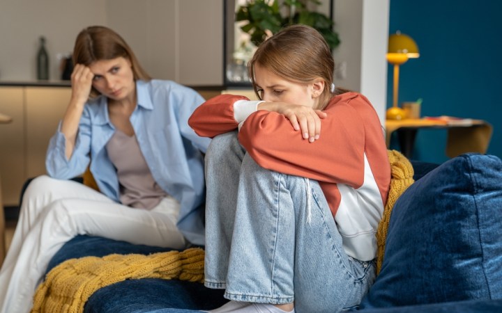 Ca părinte de copil aflat la pubertate, poate fi dificil să distingi între schimbările de dispoziție specifice vârstei și lucruri mai serioase, ca anxietatea și depresia. FOTO: Shutterstock