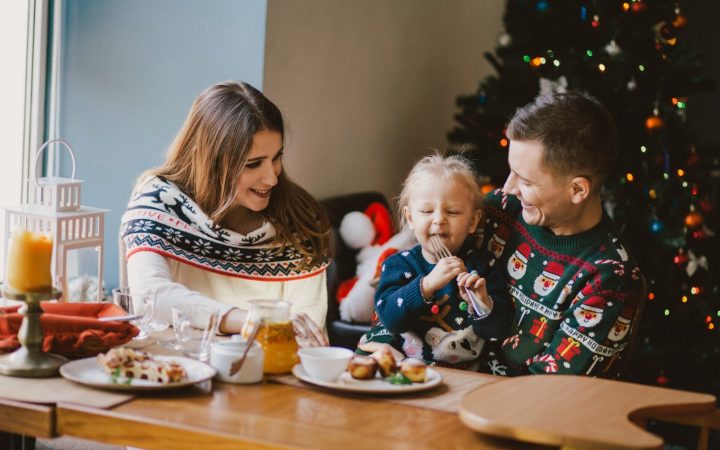 idei de gustări rapide pentru diminețile agitate din preajma sărbătorilor. familie la masa in fata bradului de Crăciun