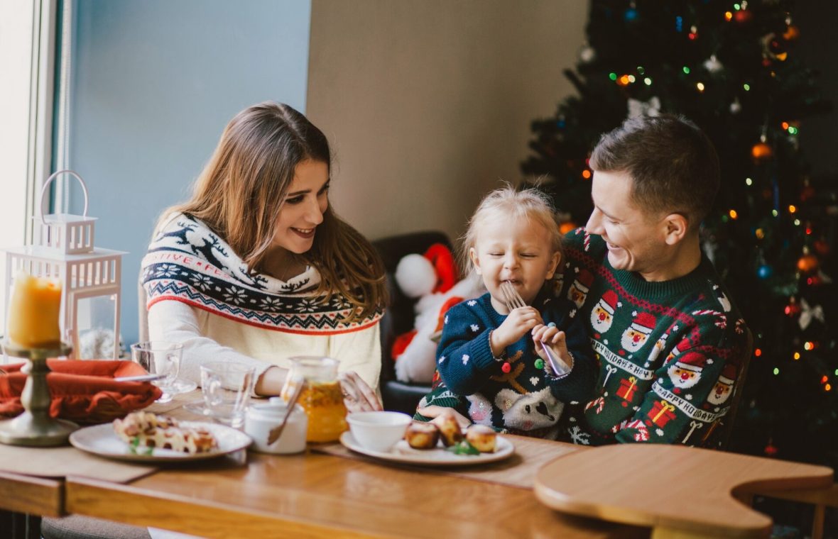 idei de gustări rapide pentru diminețile agitate din preajma sărbătorilor. familie la masa in fata bradului de Crăciun