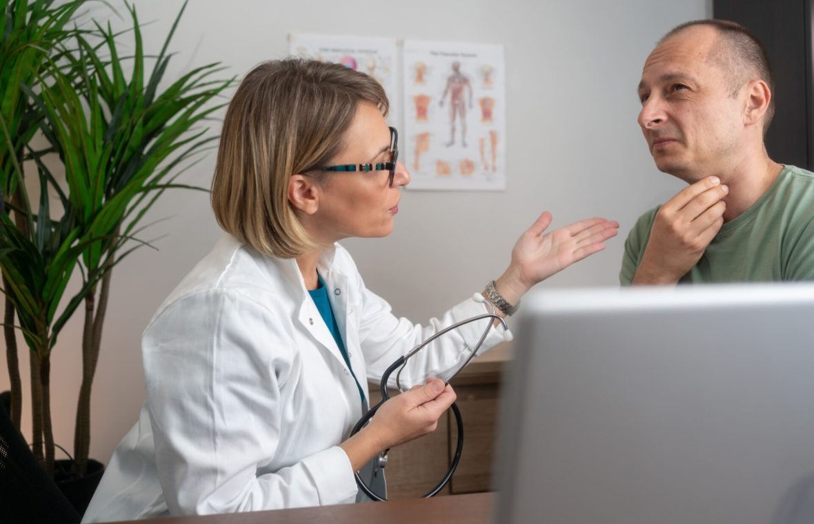 bărbat cu durere de gât la doctor