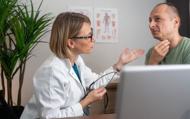 bărbat cu durere de gât la doctor