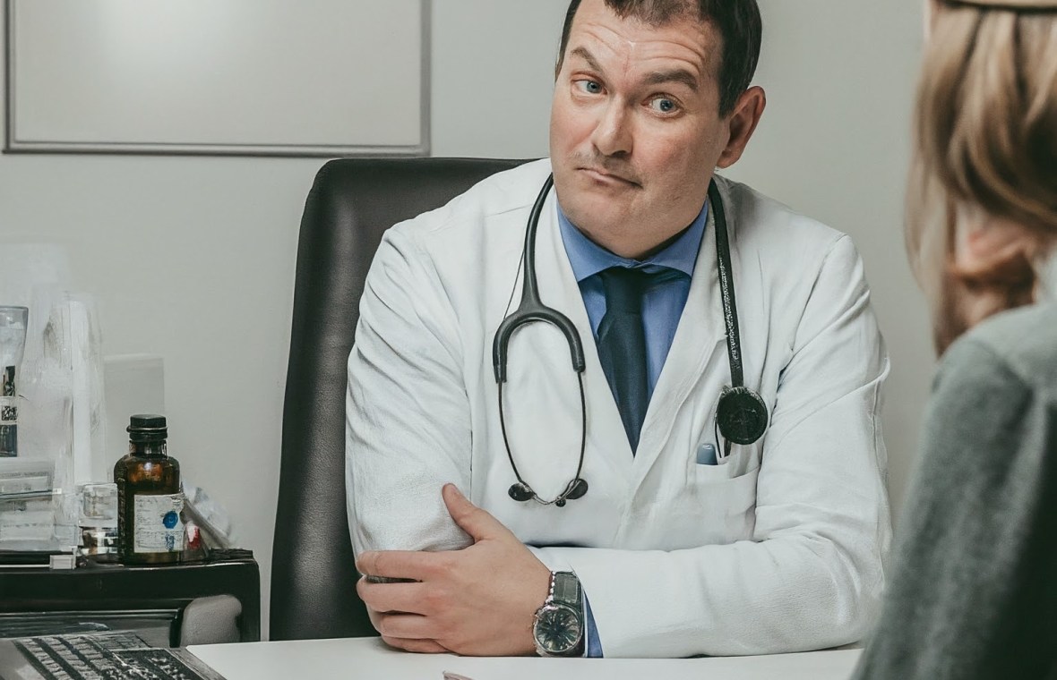 gaslighting-ul medical. medic bărbat care ascultă sceptic, cu sprânceana ridicată, o pacientă