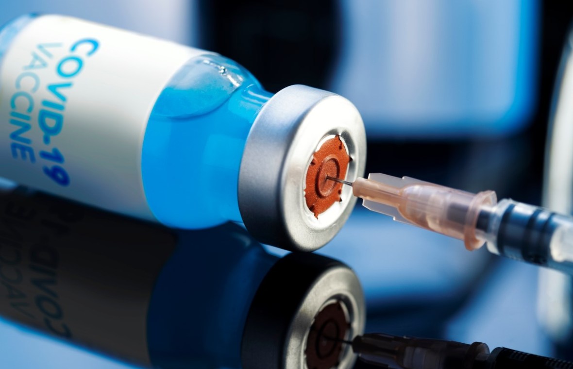 riscurile după vaccinurile covid. fiolă cu vaccin Covid și ac