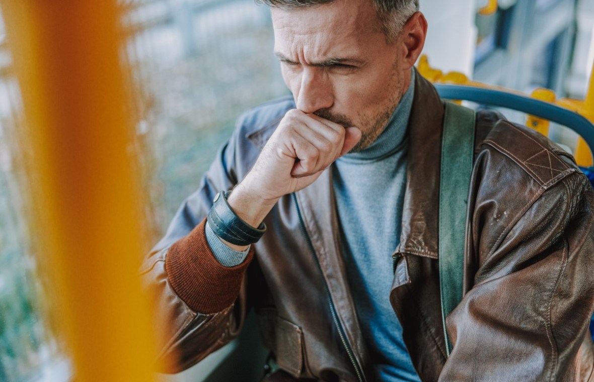 tusea după răceală. bărbat care tușește în mijloc de transport în comun