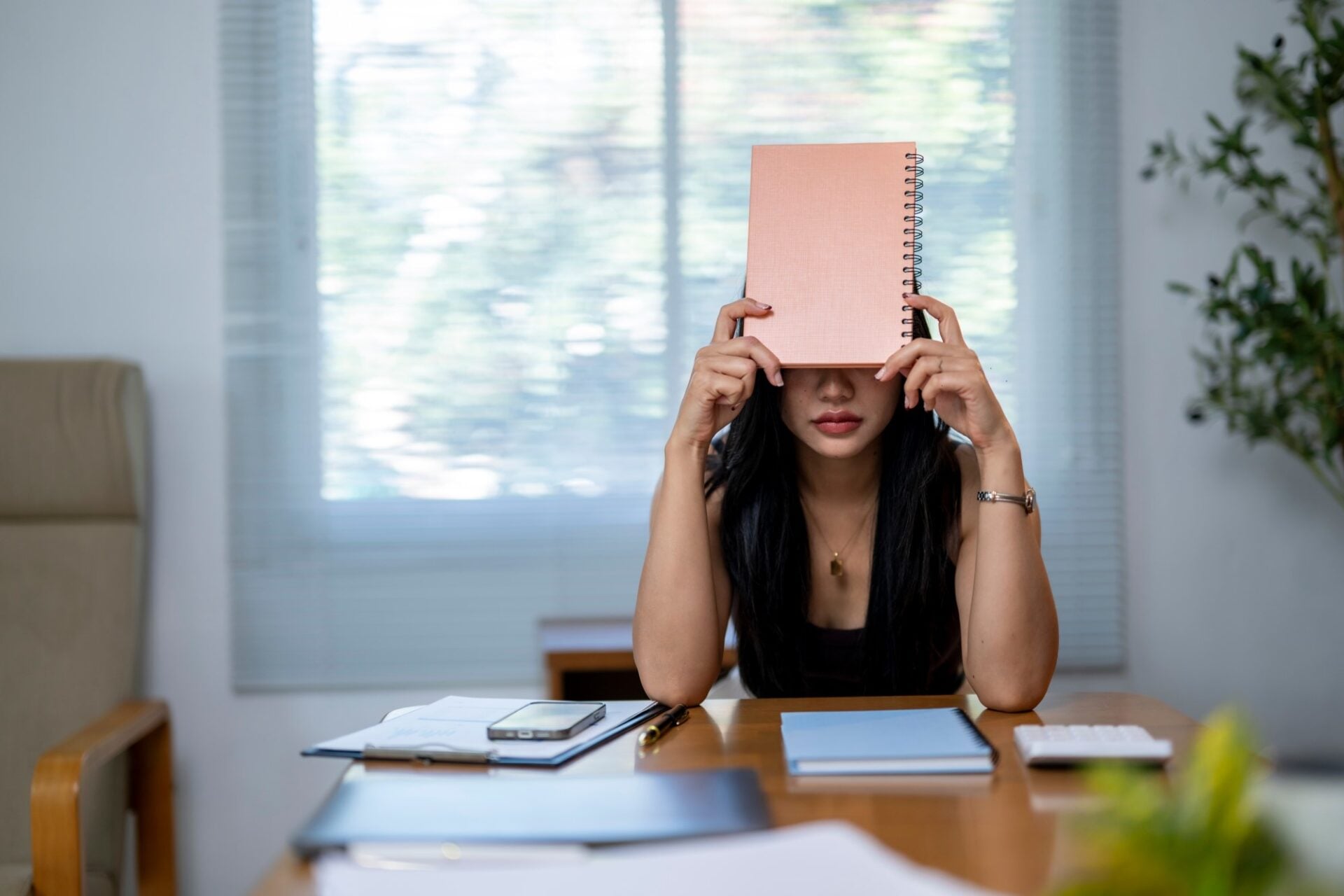 femeie cu dificultăți de învățare - dislexie